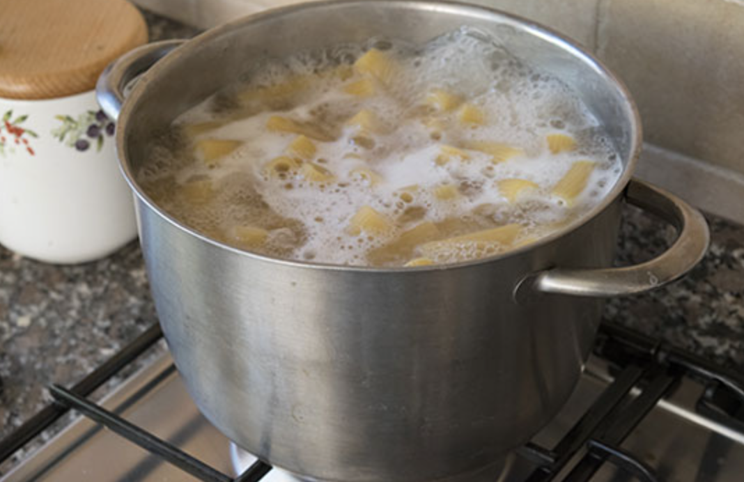 <p>(v.) – to cook food in water that is boiling (= hotter than 100 degrees centigrade)</p><p></p><p>&nbsp;<strong>Boil </strong>the pasta for about 10 minutes, until it is soft. Then drain the pasta and add your sauce.</p><p></p>