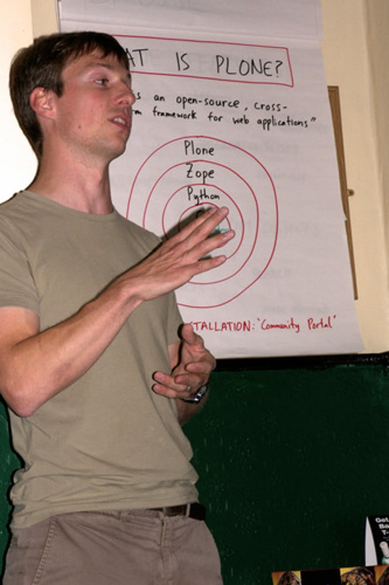 <p>Explain clearly (clarify, illuminate)</p>