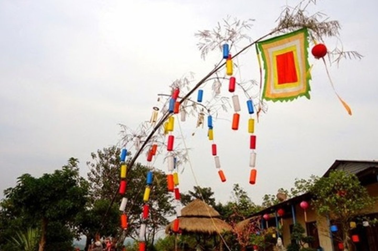 <p>n • /bæm'buː pəʊl/ • A long stick made from bamboo used for various purposes. • Cây nêu• "They used a bamboo pole to support the tent."</p>