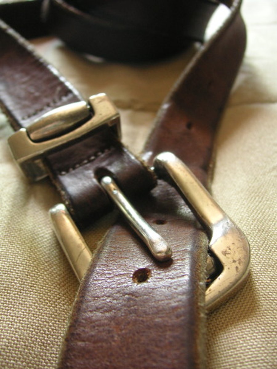 <p>a metal object used to fasten the ends of a belt or strap</p><p></p><p>*a silver buckle</p>