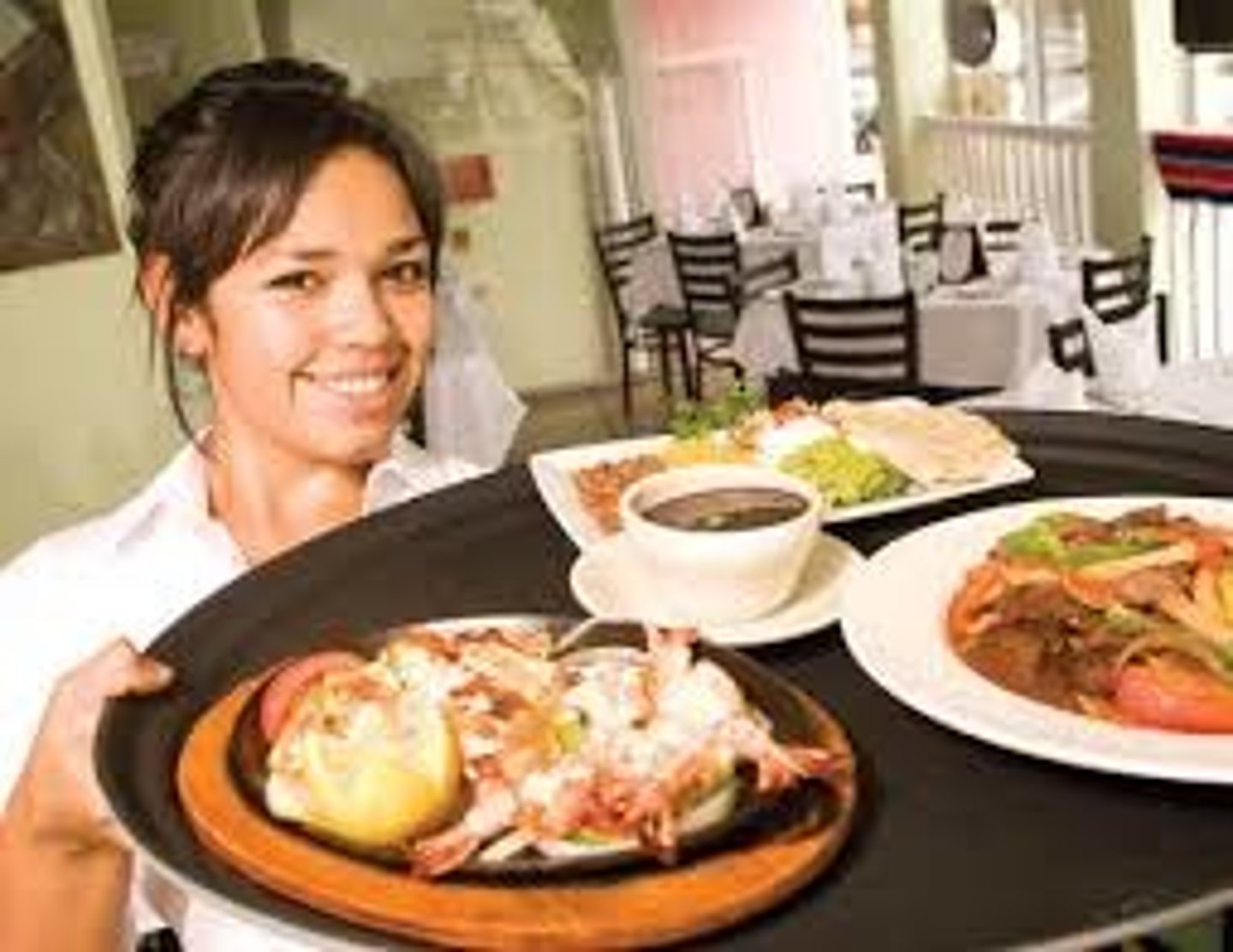 <p>Ellos están sirviendolos. </p>