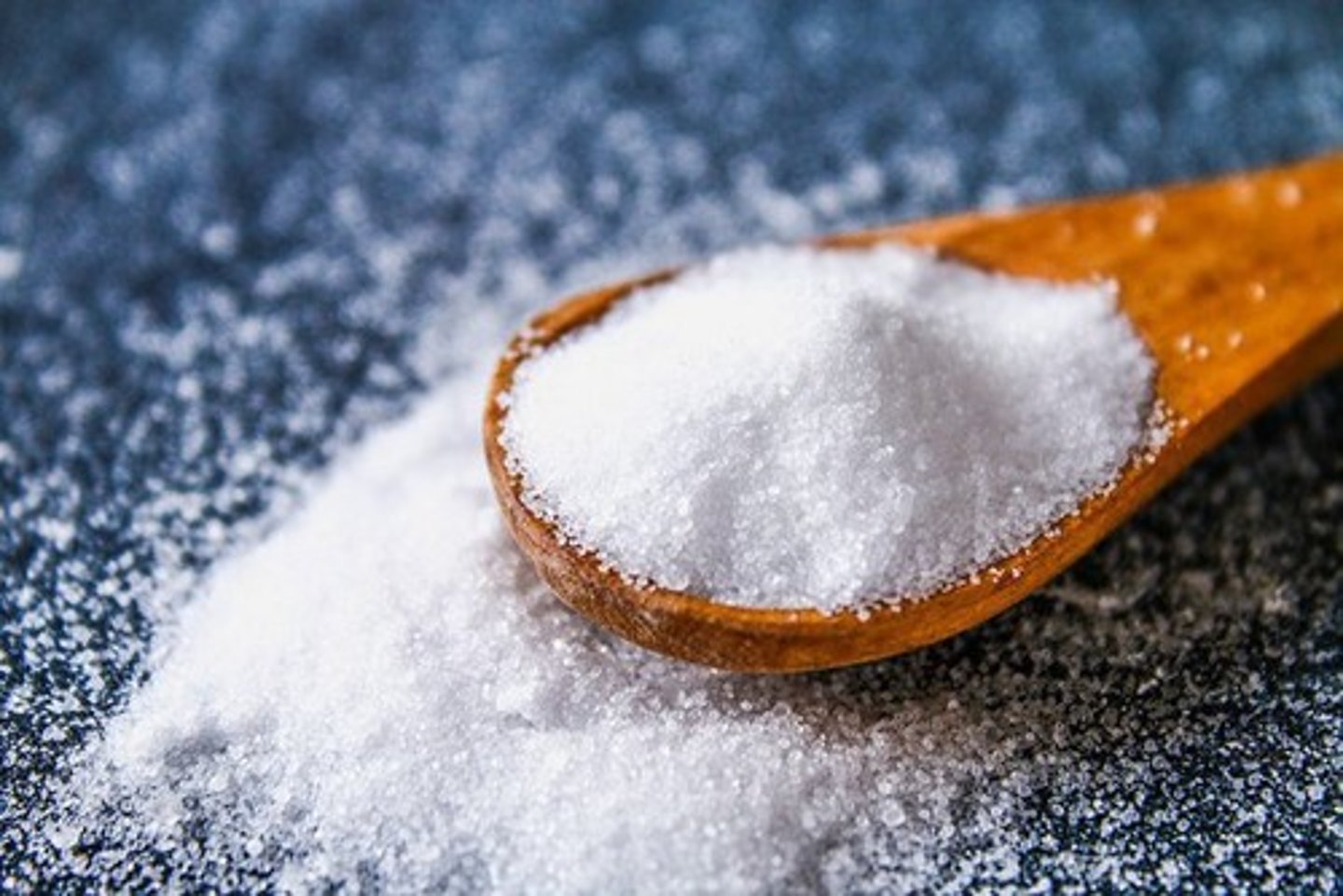<p>white crystal, uniform crystals; very soluble (quick); pH = 6 Conductivity: high; flame = yellow/orange; also called "table salt"; used as a food preservative and as a seasoning to enhance flavor. Its also used in manufacturing to make plastics and other products, and it is used to de-ice roads and sidewalks.</p>