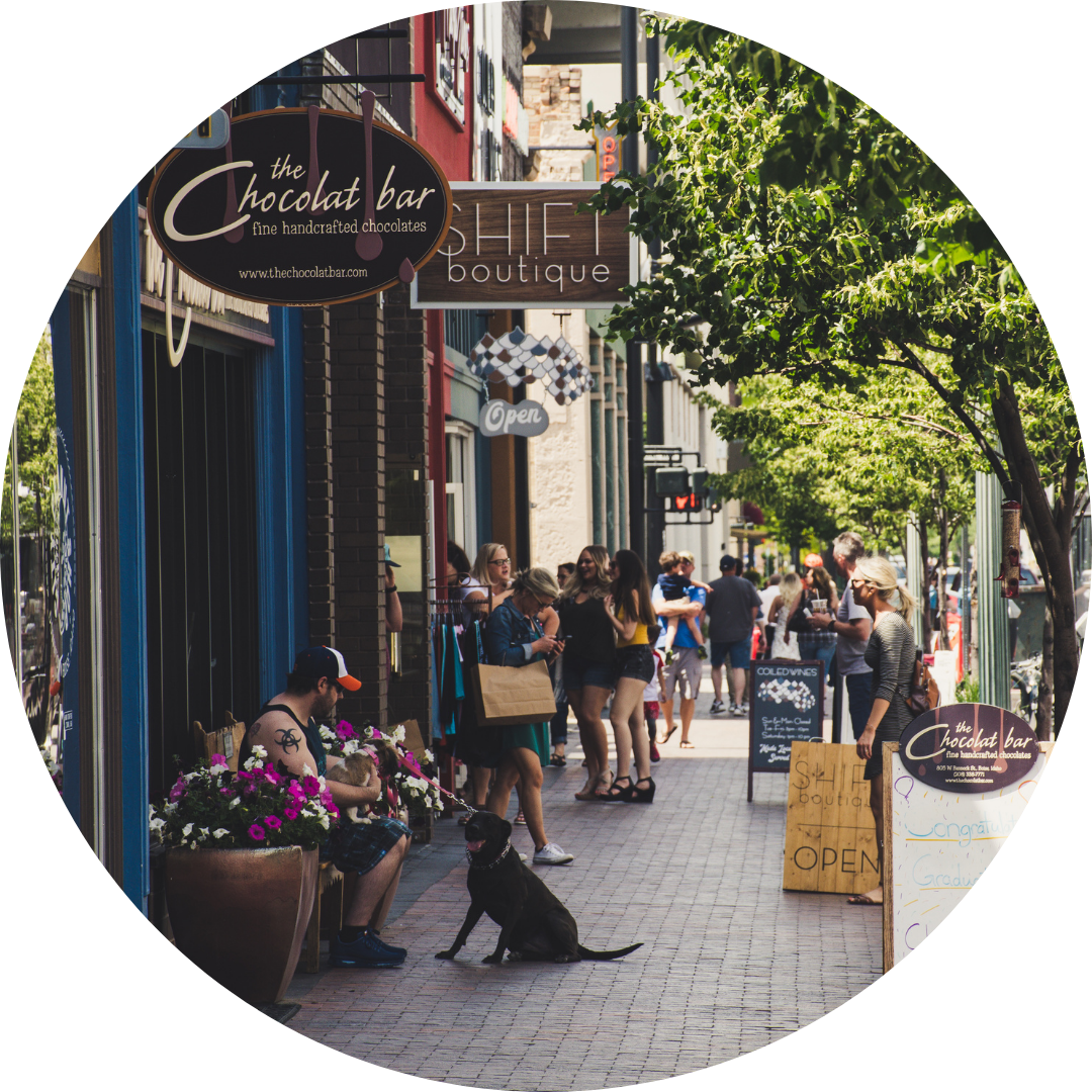 <p><strong><em>людний тротуар</em></strong><br><br>A woman wearing stylish clothes is walking her little dog on the crowded sidewalk.</p>