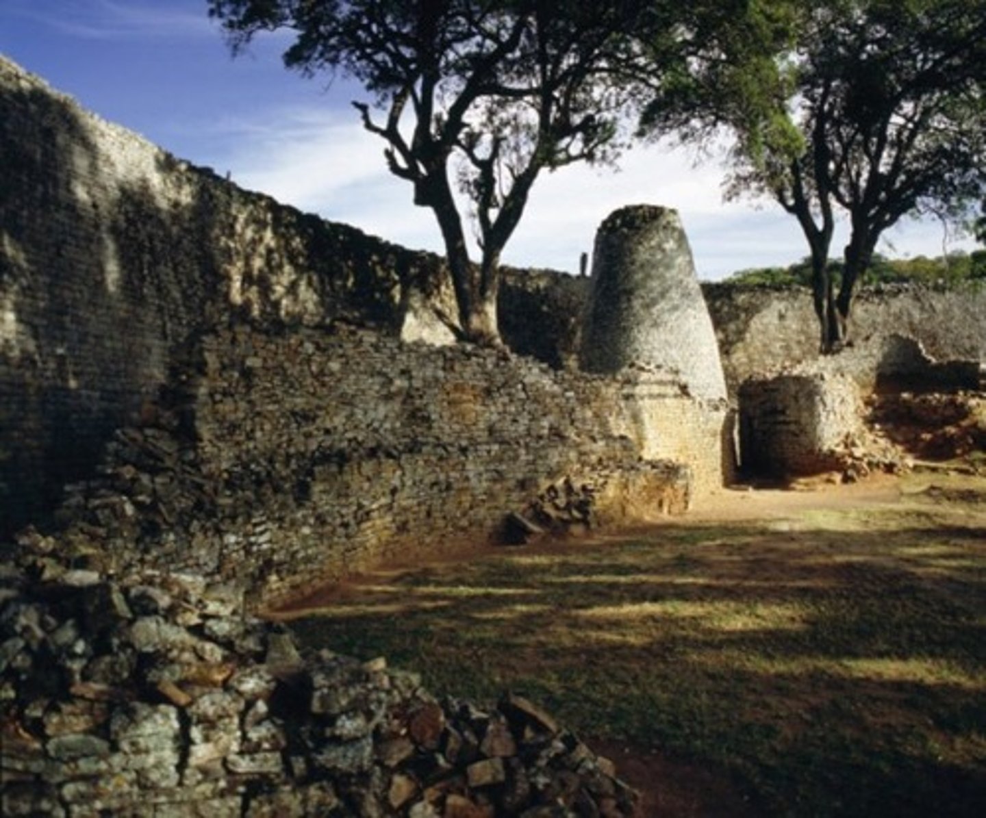<p>SHONA PEOPLE, granite =)<br><br>UNSUAL TO FIND STONE?? (especially cuz most were influenced by islam!!)<br><br>Trading center, royal complex, had royal homes. <br>Recieved very faraway trade goods!! SUPER SUPER WEALTHY ALSO!!<br>Religious+admin stuff took place inside<br>SINGLE FILE ENTRENCE and HIGH VANTAGE POINT! Strtegic+controlling<br>Incan masonry, walls slope inards! ASHLAR MASONRRYYy!!!!<br>Conical towers symbolize wealth and power (look like granaries, aka food houses)</p>
