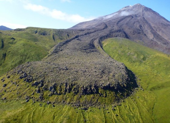 <p>La lava fluye pendiente abajo hasta solidificarse. Las lavas con poco sílice (basalto) son fluidas y viajan más; las lavas con más sílice (riolita) son más viscosas.</p>