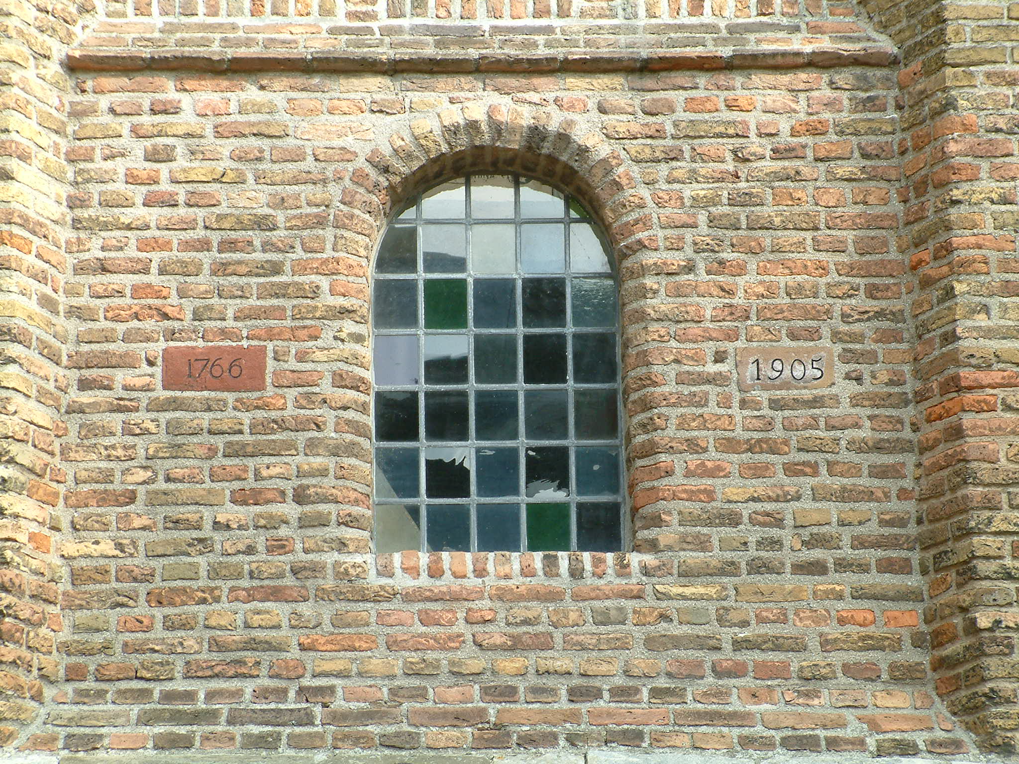 <p>Ronde boog in een kerkraampje of deur.</p>