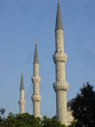 A tall tower attached to a mosque, used for calling the faithful to prayer.