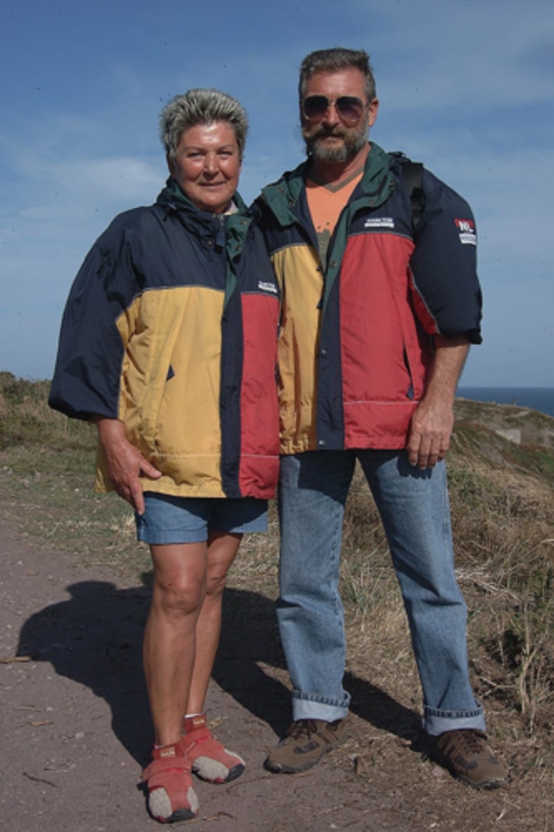 <p>met iemand ergens heen lopen; met een meer ervaren iemand samenwerken om te leren</p>