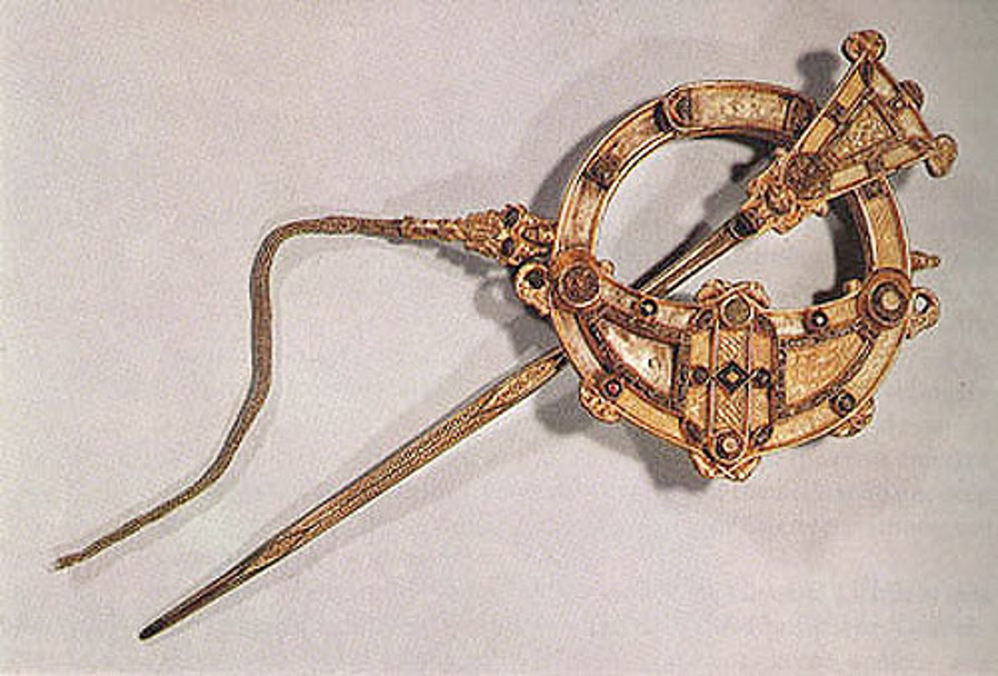 <p>Trâm cài đầu, ghim cài áo</p>