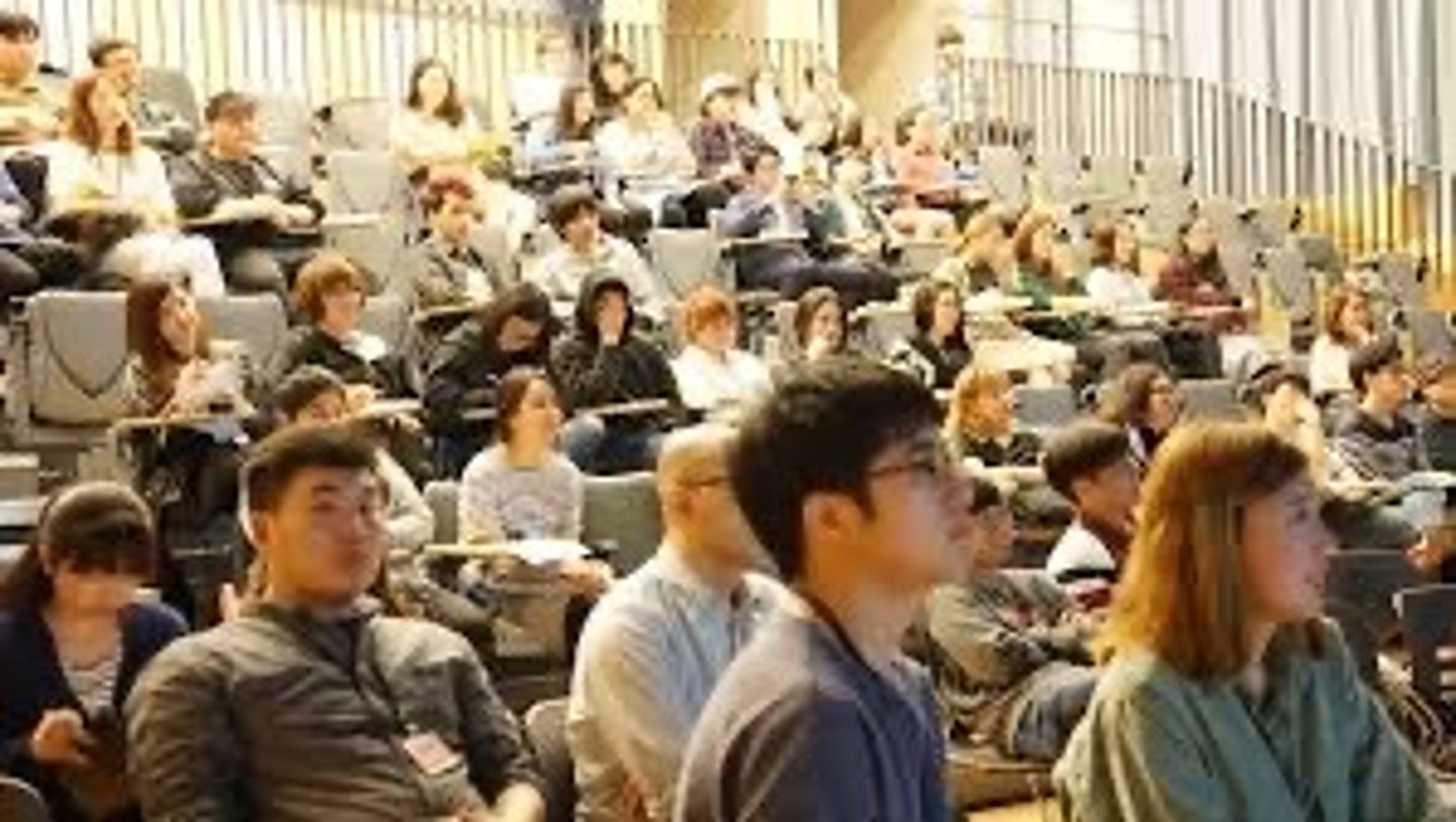 <p>nghe giảng, dự thính, thỉnh giảng</p>