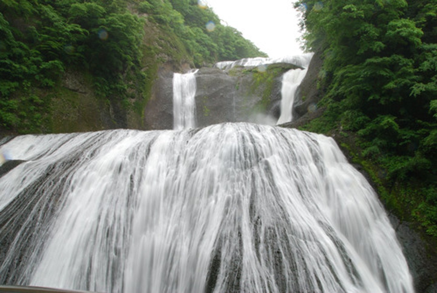 <p>chảy, chảy ra</p><p><span style="color: rgb(234, 5, 5);"><strong>chảy mồ hôi/ nước mắt/ máu</strong></span></p><p><span style="color: rgb(234, 5, 5);"><strong>thông tin /tin đồn bị tràn ra</strong></span></p><p><span style="color: rgb(234, 5, 5);"><strong>có tiếng nhạc</strong></span></p>