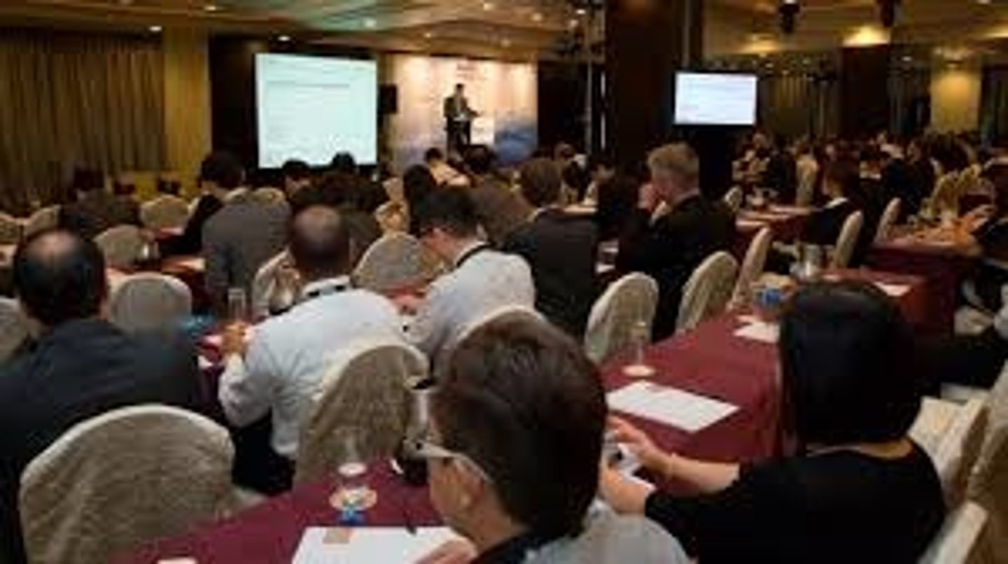 <p>someone who is present at an event</p><p>/người tham dự/</p><p>= participant /người tham gia/, guest /khách mời/</p><p>&gt;&lt; organizer /người tổ chức/, host /người chủ trì/</p>