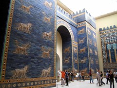 Babylonian monument that uses the arch and glazed tiles
