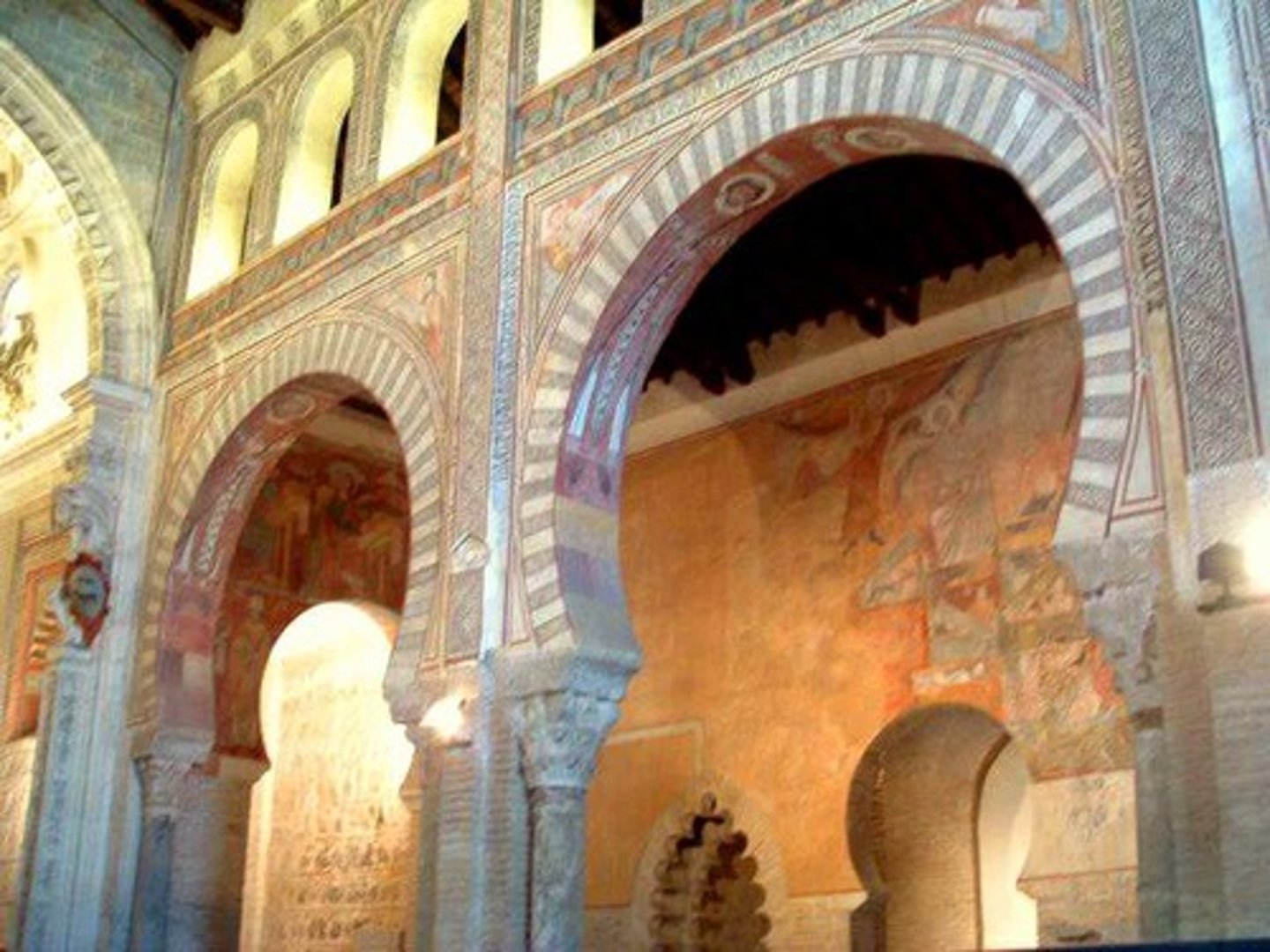 <p>a style of spanish architecture produced from the 9th to 15th centuries by christians under moorish influence, characterized by the horseshoe arch and other moorish features</p>