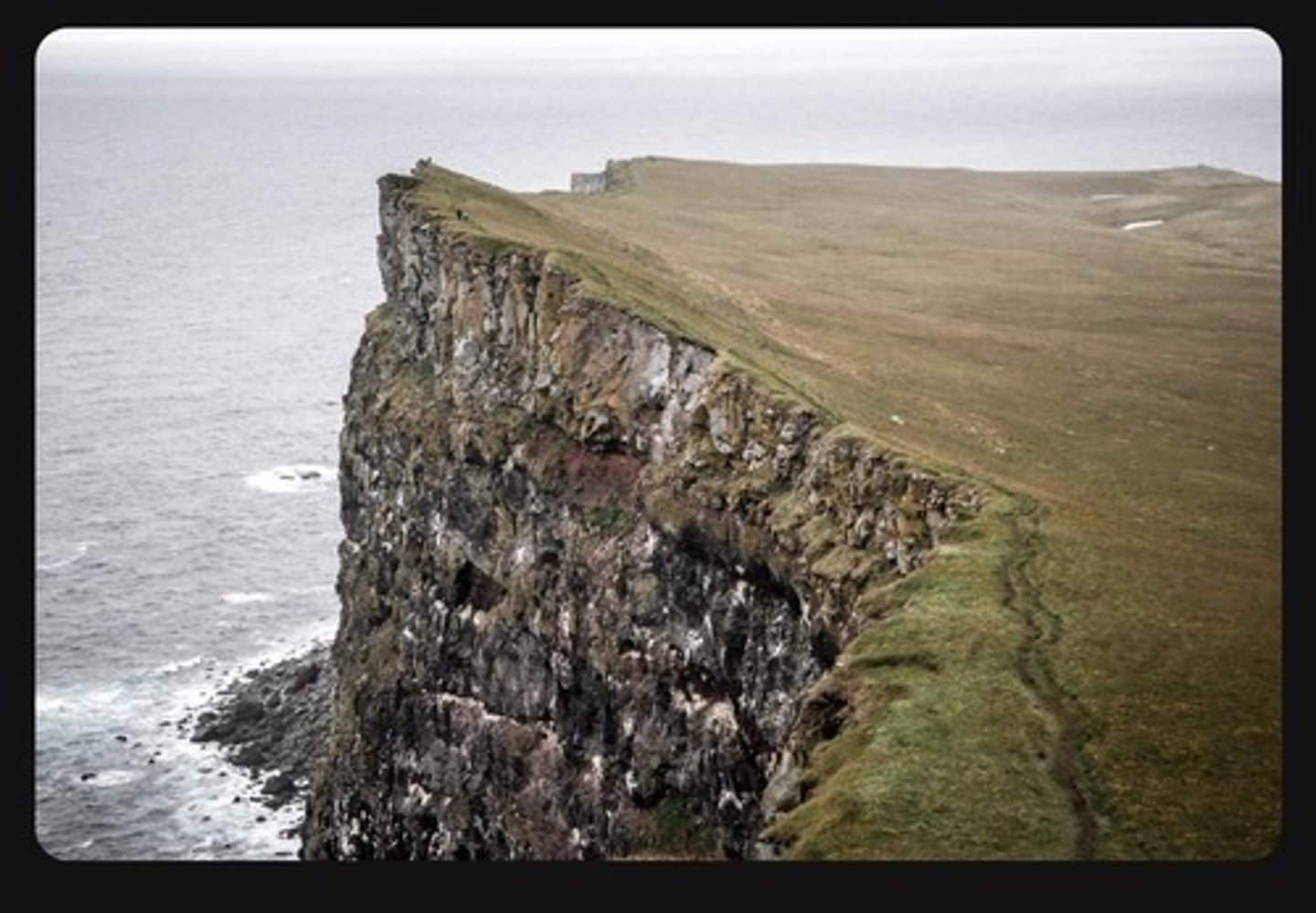 <p>утес, скала</p>