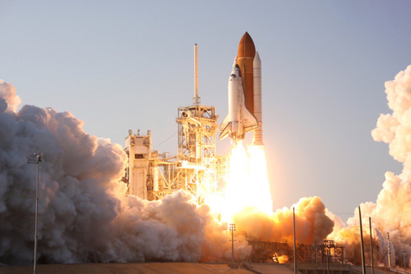 <p>/lɔːntʃ/ ra mắt</p>