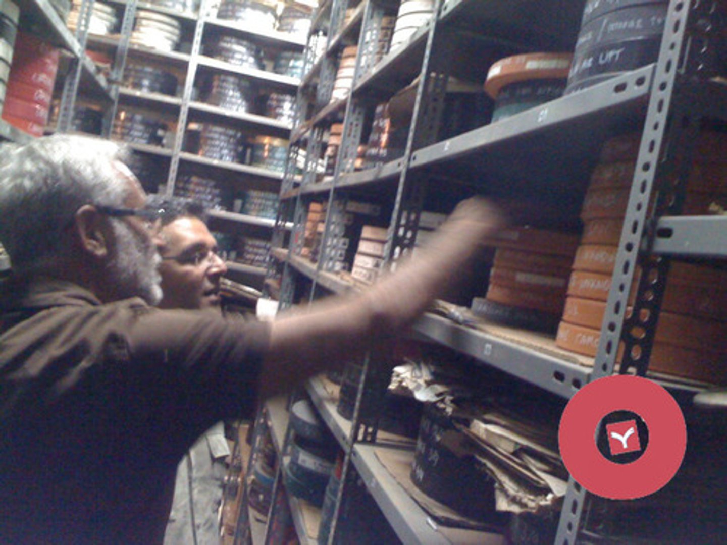 <p>a big box or room filled with old things that help us learn about the past.</p>