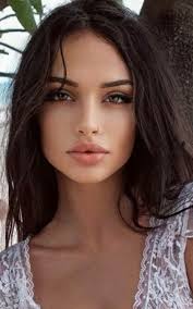 <p>brunette</p>