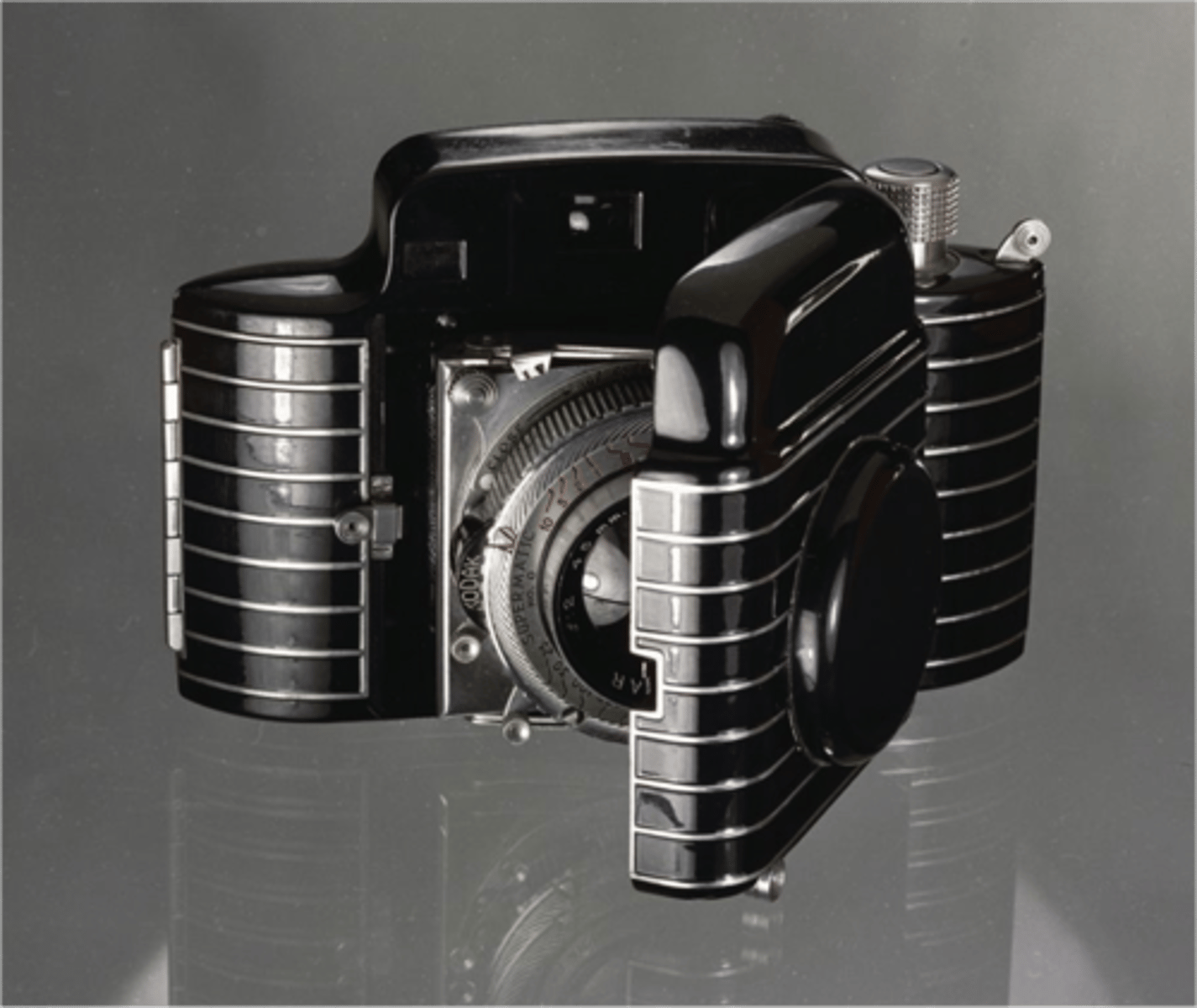 <p>1936<br>Teague<br>horizontal speed lines<br>helped with the plastic mold<br>helped with grip<br>protected finish from damage</p>