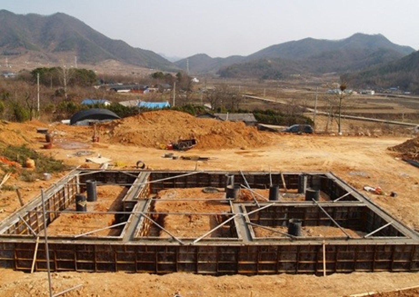 <p>cơ bản, cơ sở, nền móng</p><p>기초부터 공부하세요</p><p>Hãy học từ cơ bản</p>