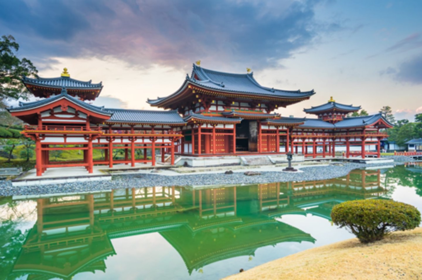 <p>describe the layout and structure/who was where in the Phoenix Hall, Byōdō-in temple</p>