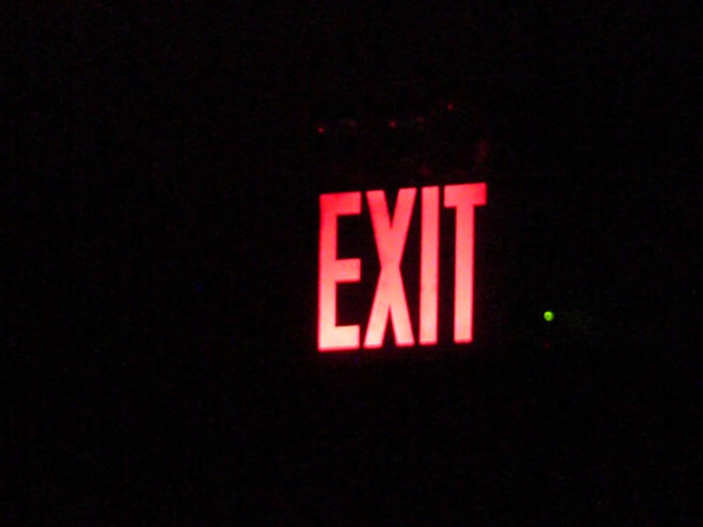 <p>to go out (with others), to exit</p>