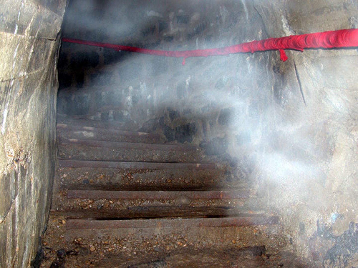 <p>qì - air/gas</p>