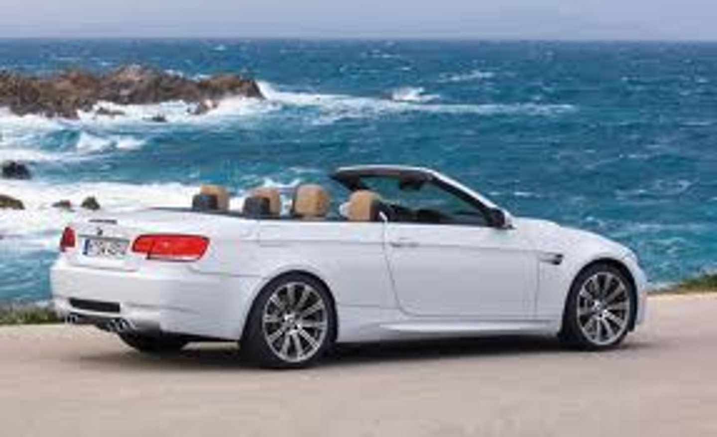 <p>Üstü Açılır Araba</p>