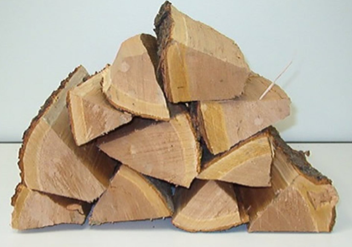 <p>trozos de madera que se queman en la chimenea</p>