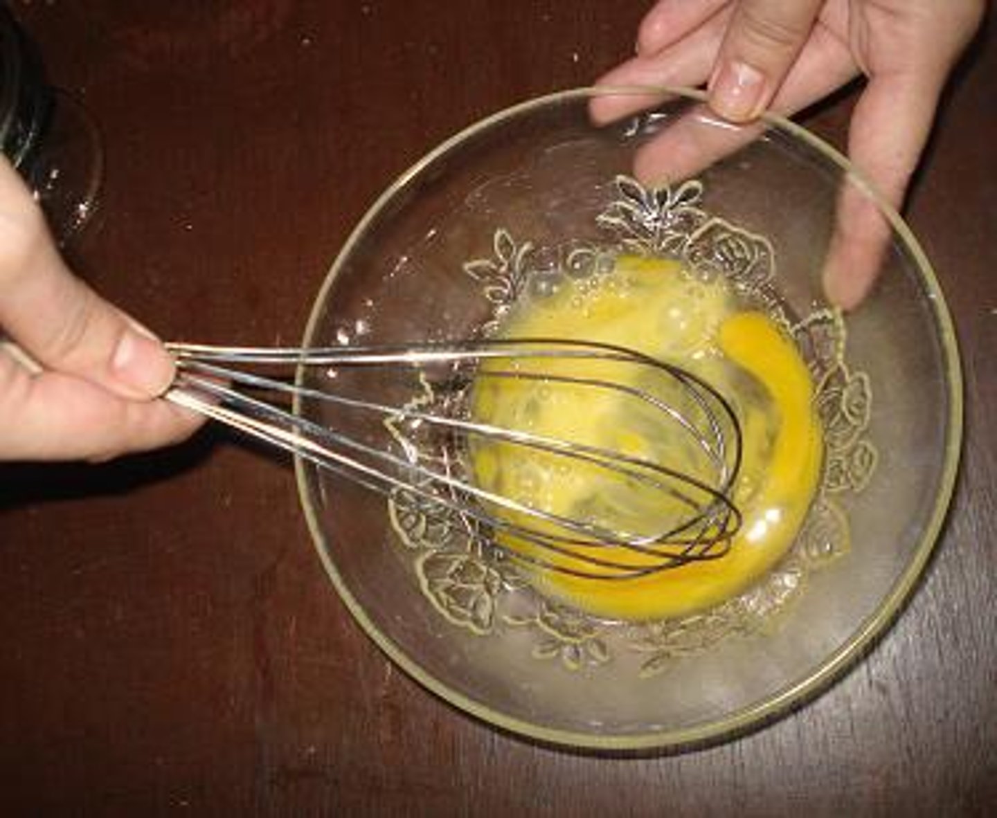 <p>to whisk / beat</p>