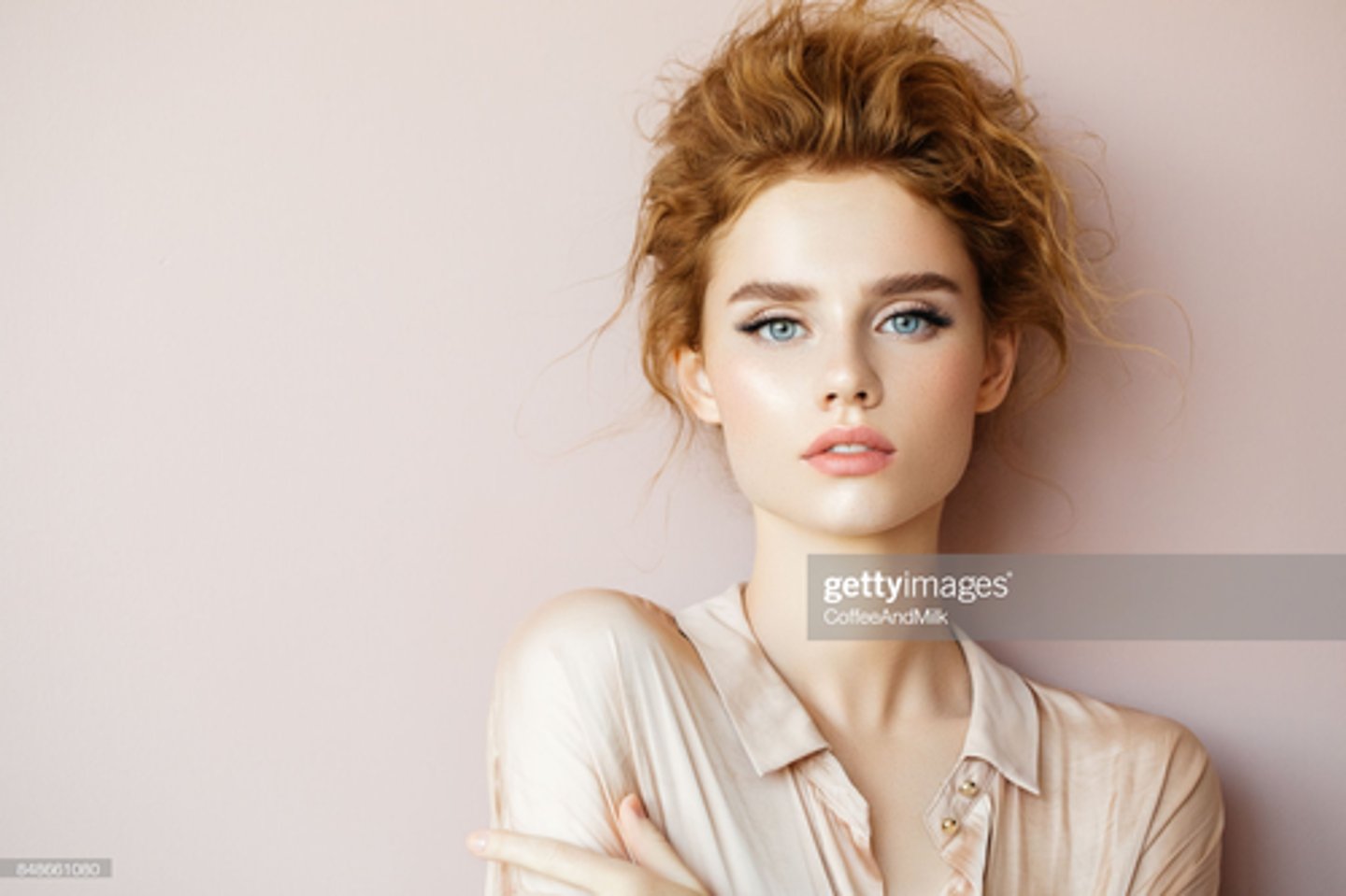 <p><strong>CON NHÀ SANG, CÓ TÁC PHONG QUÝ TỘC</strong></p><p></p><p>coming from a family that has a high social position</p><p></p><p><em>(a ................ young English woman)</em></p>
