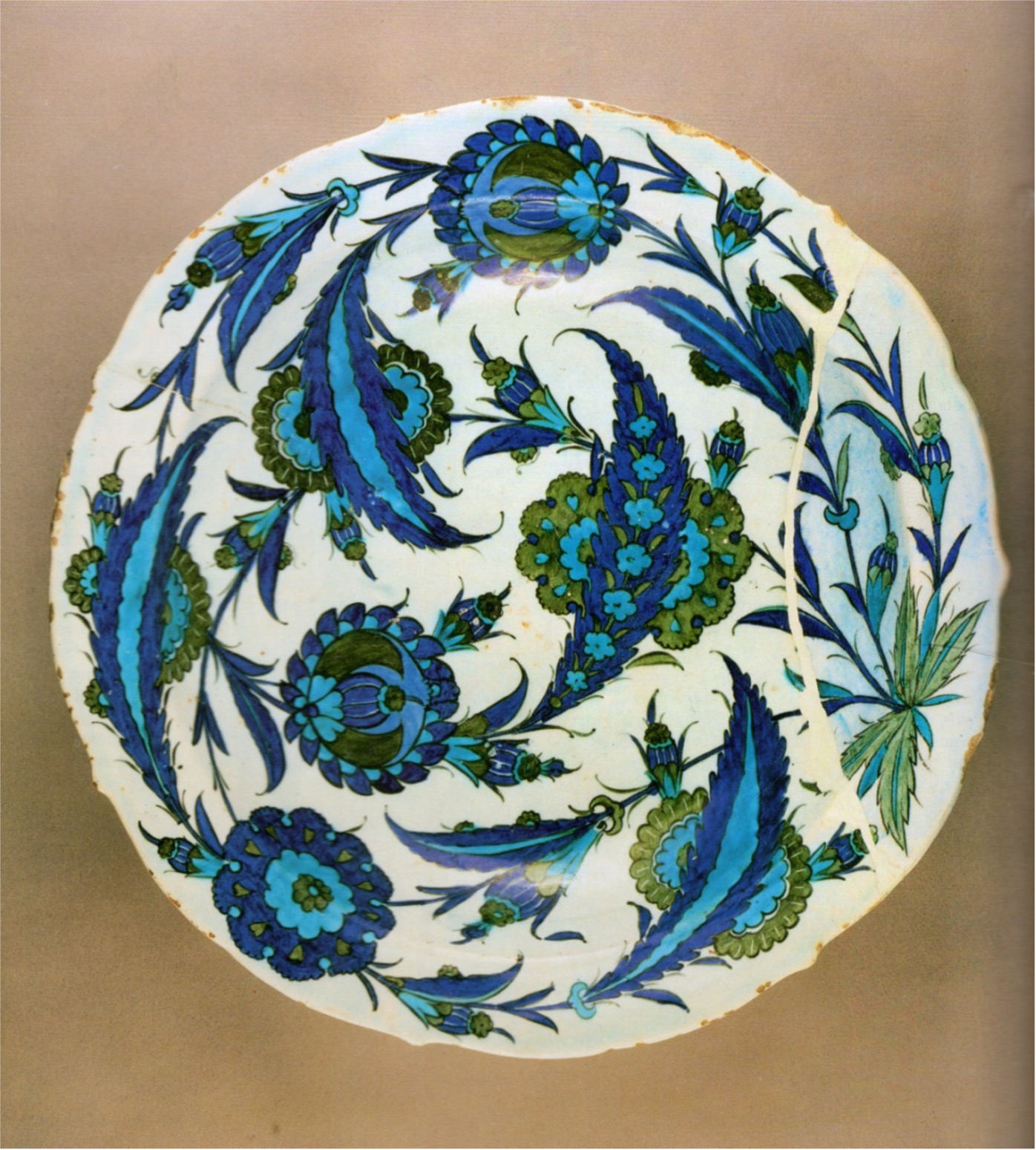 <p><span>Underglaze-painted dish, Iznik (Nicaea, Turkey), c. 1550</span></p>