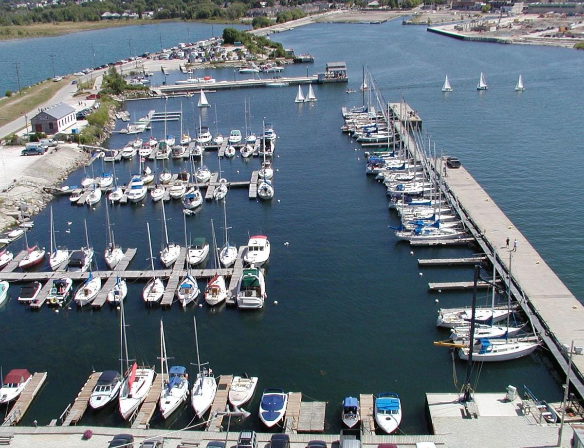 <p>harbour (n)</p>
