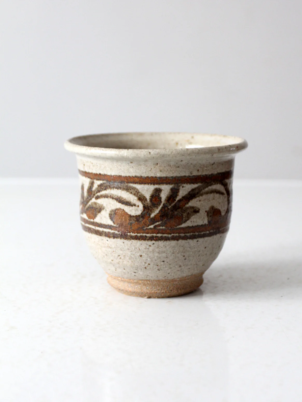 <p>a design element or fundamental part that is continued or repeated along a straight line that, on pottery, most commonly encircles the vessel, but may also be vertical or diagonal.</p>
