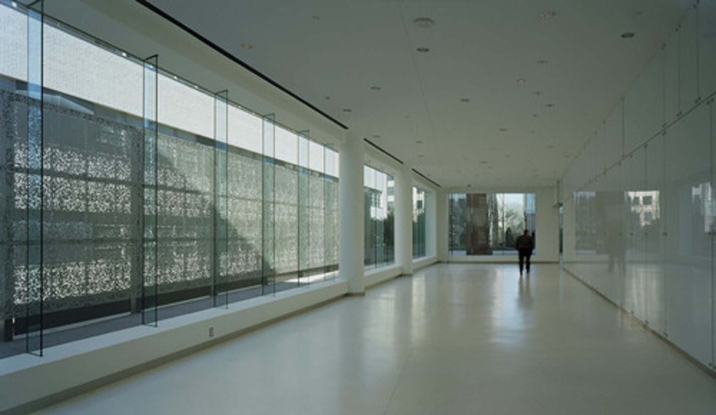 <p>to be spacious, wide</p>