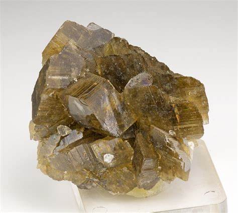<ul><li><p>Chemical formula: FeCO<sub>3</sub></p></li><li><p>Hardness: 3-4.5</p></li><li><p>Cleavage: rhombohedral, 3 planes not 90 degrees</p></li><li><p>Color: brownish yellow</p></li><li><p>Luster: vitreous</p></li><li><p>Streak: white</p></li></ul><p></p>
