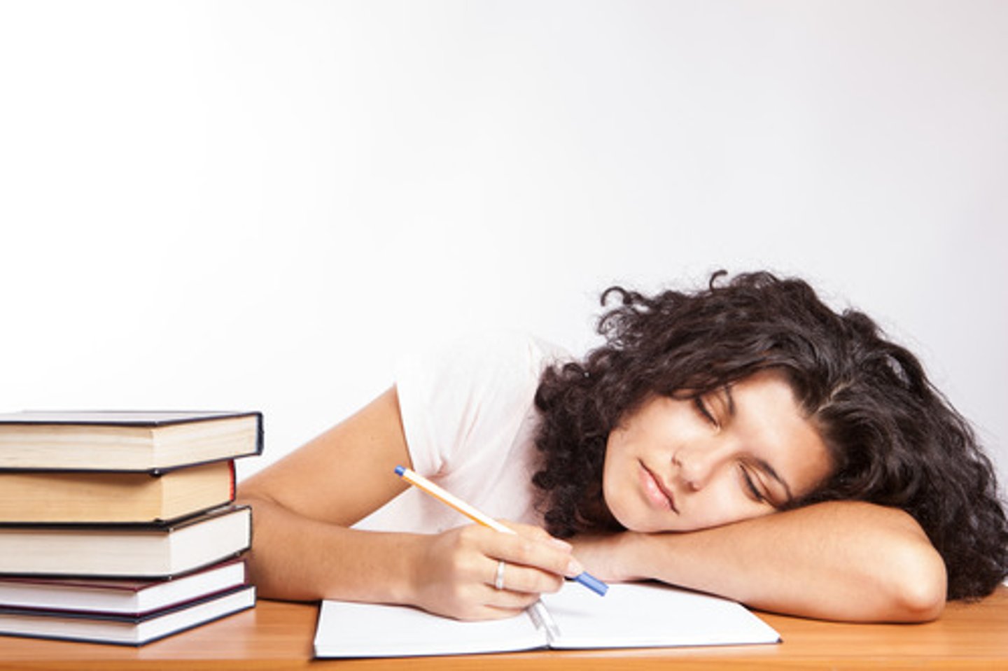 <p>to go to sleep; to fall asleep</p>