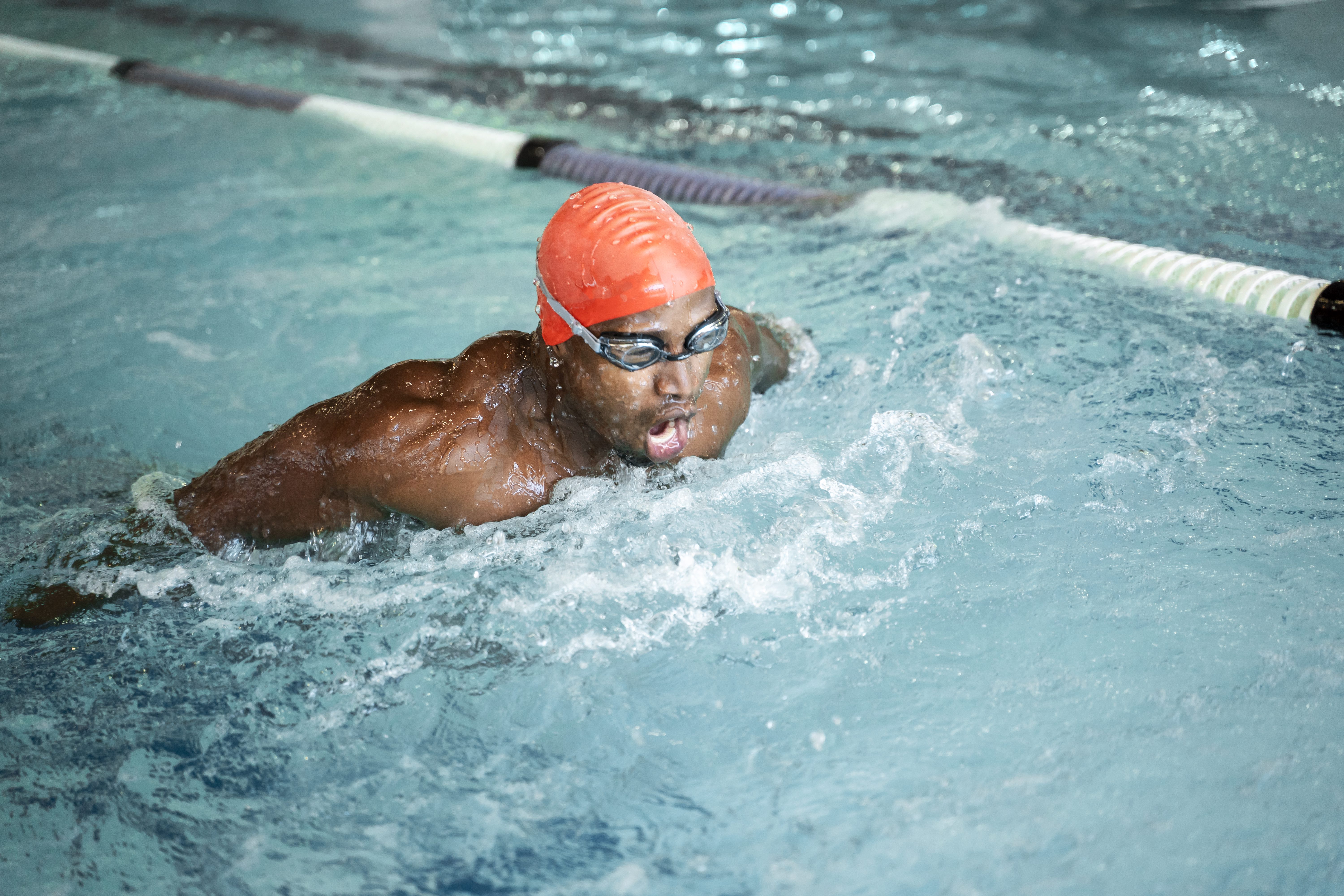 <p>Il _____ de la natation.</p>