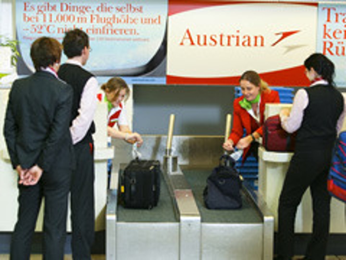 <p>to get the luggage transported or checked-in (tuō yùn )</p>
