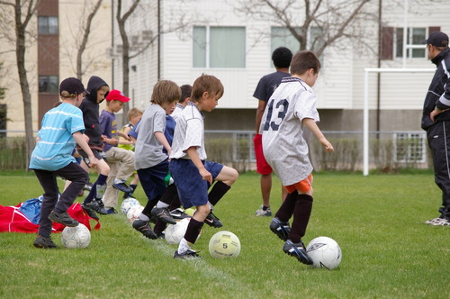 <p>to practice (sports)</p>