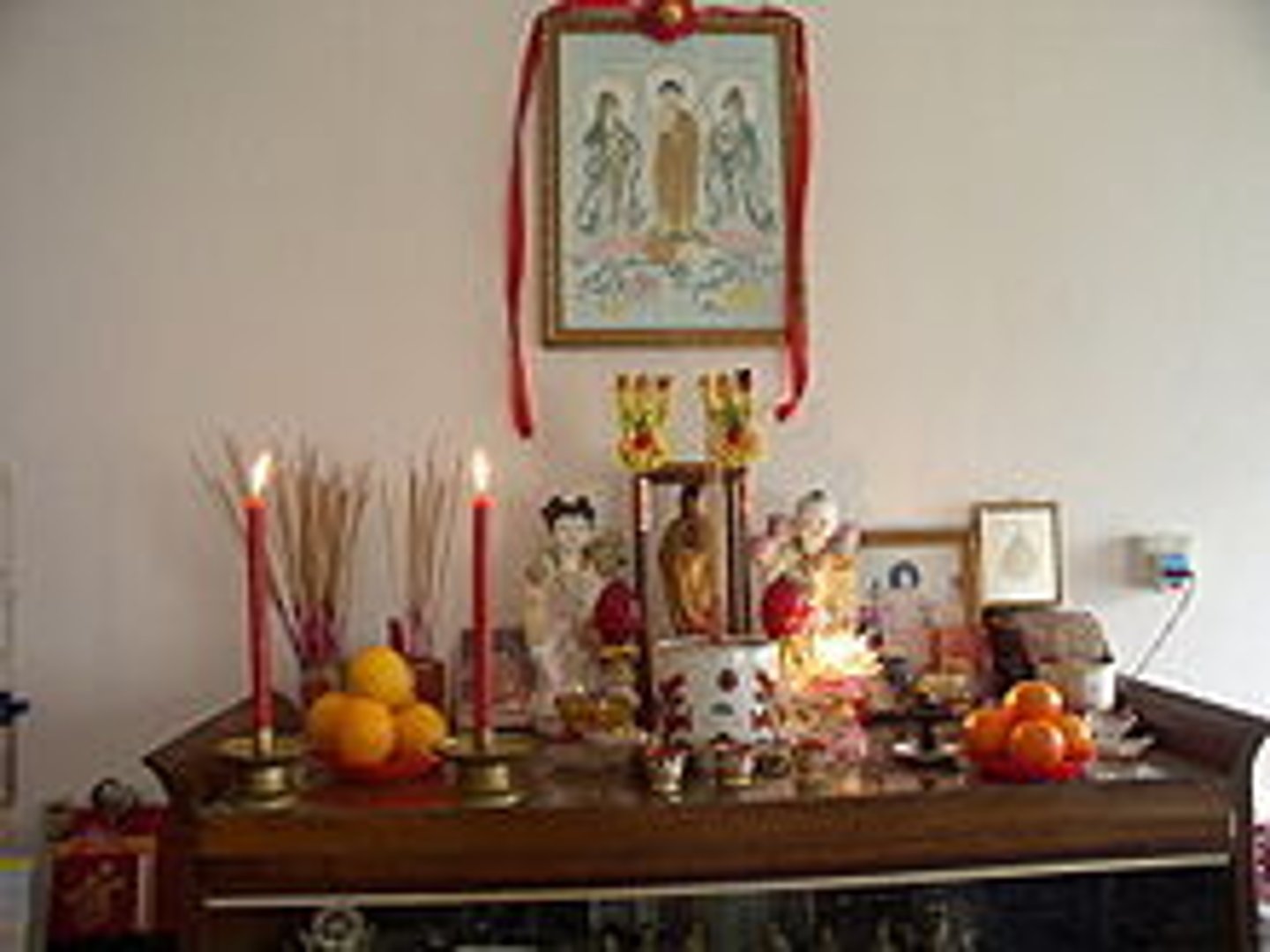 <p>(n): bàn thờ</p>