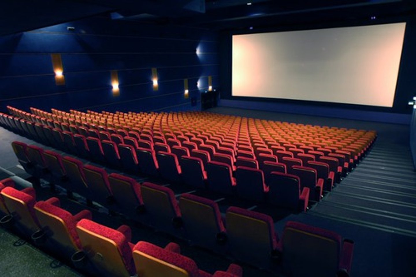 <p>Do you want to come to the cinema?</p>