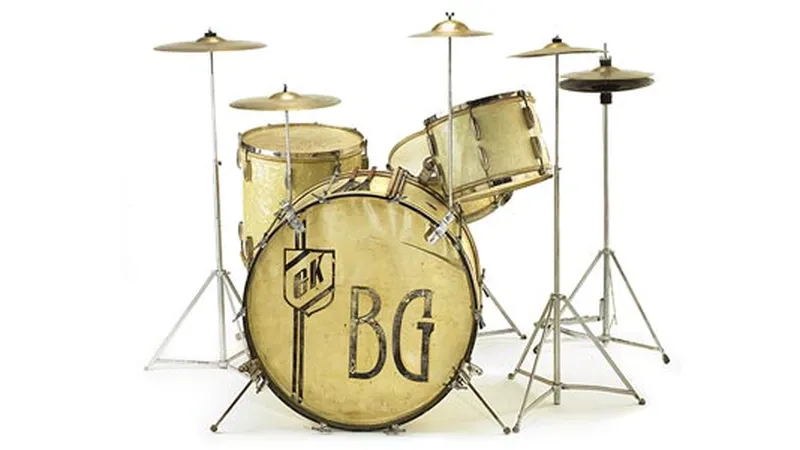 <p>4 piece kit with bass and snare drums with small tom mounted to bass and larger one on the floor complimented by a Hi-hat and ride, splash and crash cymbals</p>