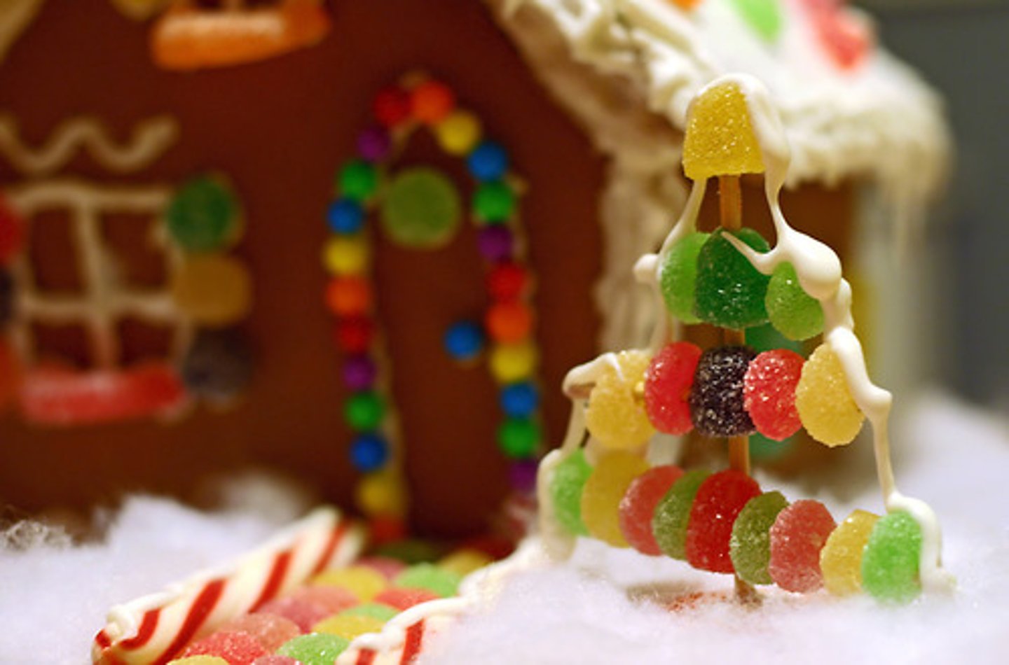 <p>/ˈʃʊɡəri/ (adj)</p><p>Có hạt, lợn cợn như đường. (Thay vì nghĩa thông thường là "ngọt").</p><p>The dried mud had a sugary texture that crumbled easily.</p>