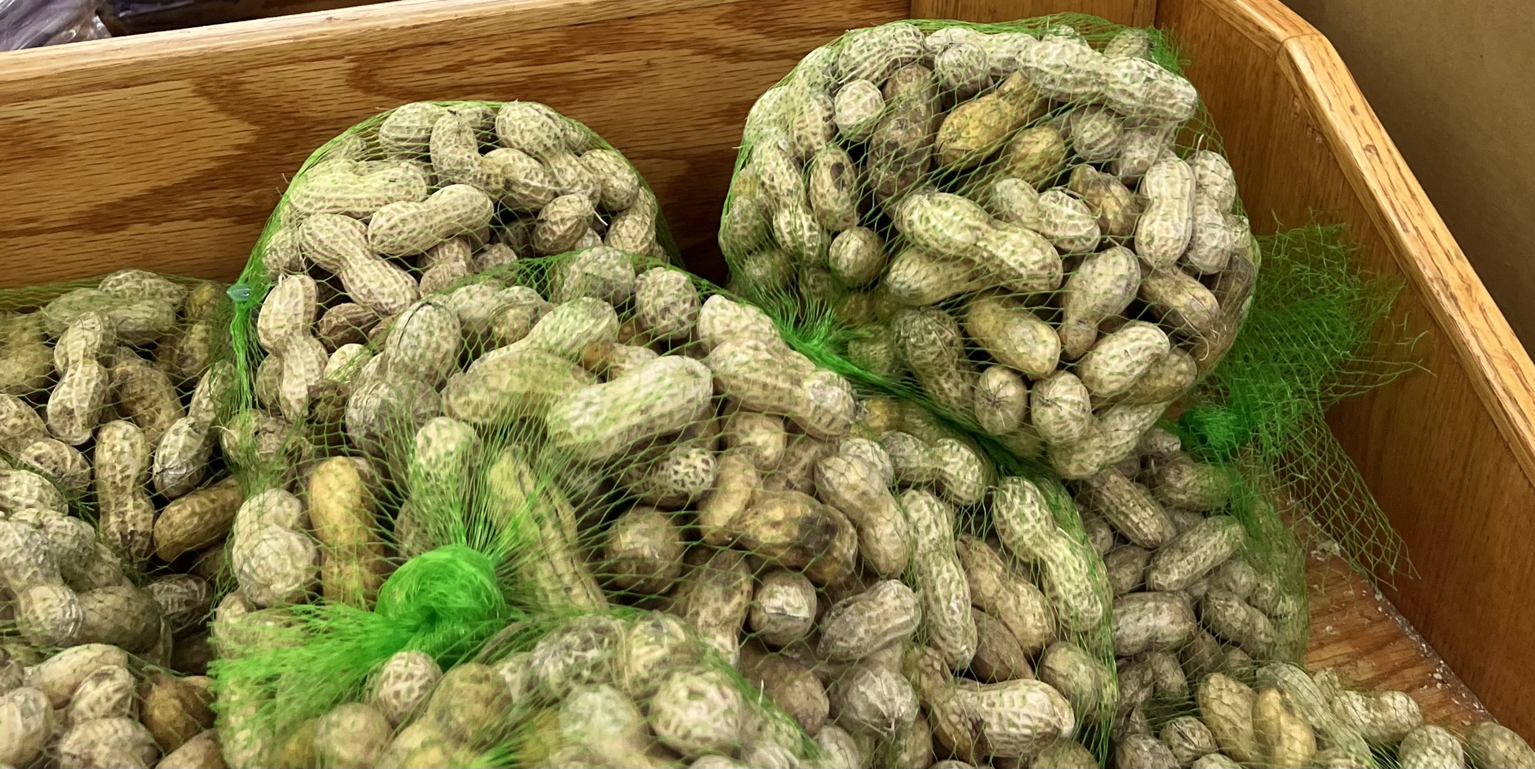 <p>RAW PEANUT</p>