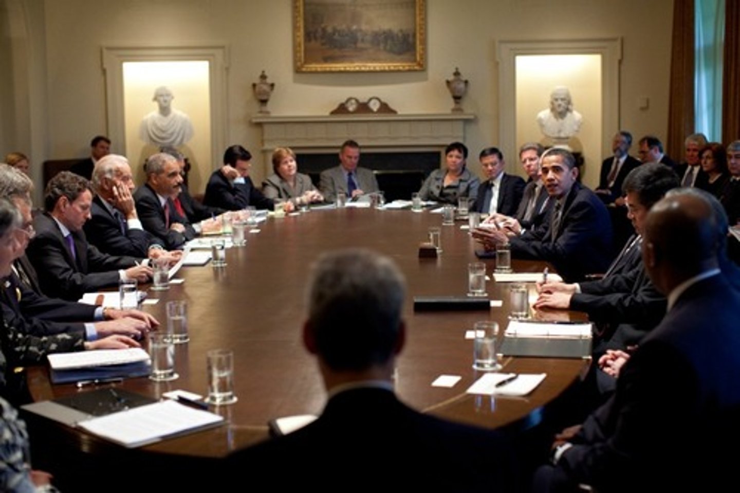 <p>a small group of the most important people in government, who advise the President or Prime Minister and make important decisions</p>