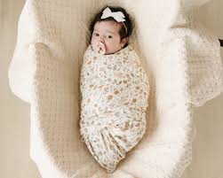 <p>to wrap someone, especially an infant, tightly in cloth.</p>