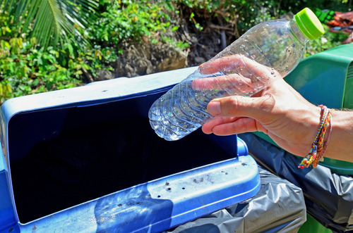 <p>ném chai và túi nhựa </p><p>…… right place would help improve the natural environment quality </p>