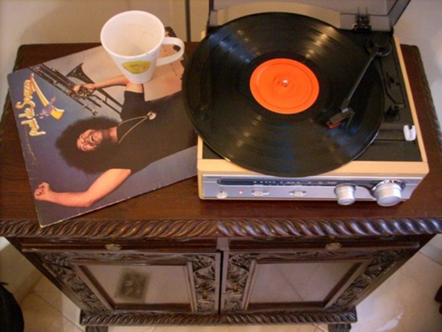 <p>record player</p>