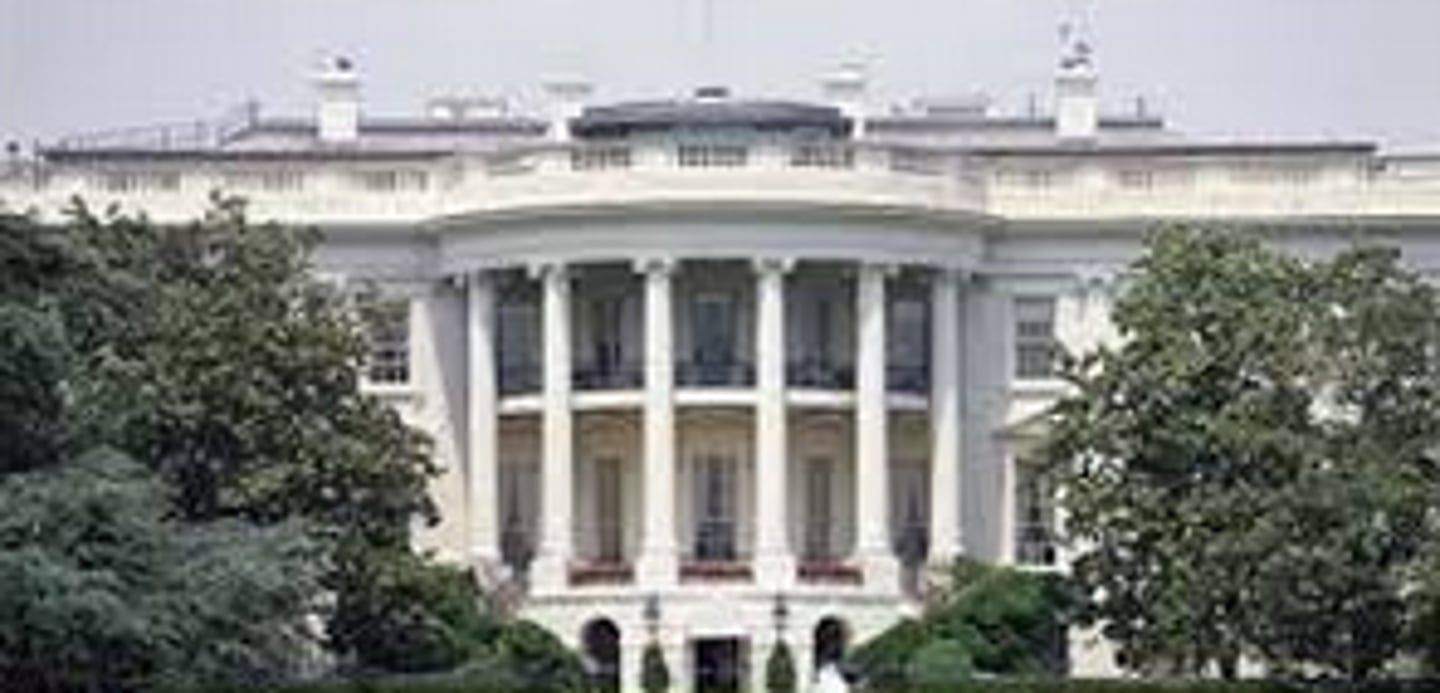 <p>Grandeur of scale, blank walls, excessive use of columns, free-standing columns, large buildings, clean lines</p>